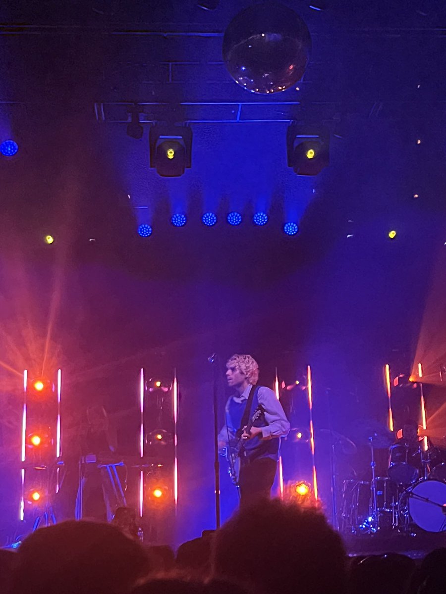 mocktailchats's tweet photo. i can’t believe tonight happened. it was absolutely incredible. i love luke hemmings https://t.co/Sl2OJgeWsQ