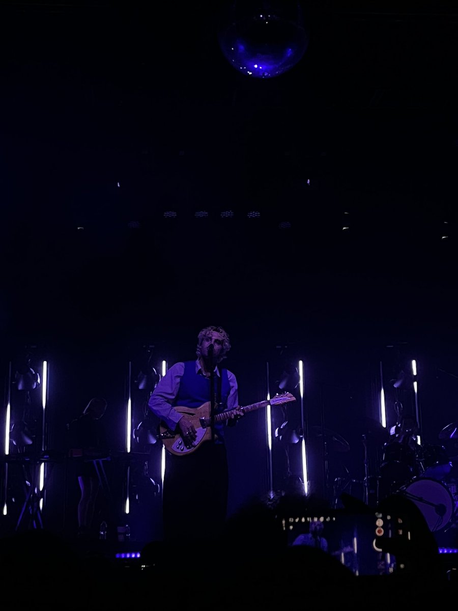 mocktailchats's tweet photo. i can’t believe tonight happened. it was absolutely incredible. i love luke hemmings https://t.co/Sl2OJgeWsQ
