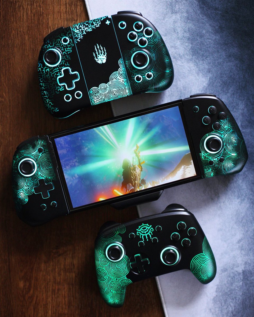 Hyrule is in danger: choose your weapon! ⚔️

@Funlab_switch’s #TearsOfTheKingdom lineup:
- Luminous Joypad + Lumingrip Power Bank
- Luminpad Dock Controller — NEW!
- Firefly Pro Controller

—
20% OFF until May 26!
🛒 shln.top/YcD5x2Ad