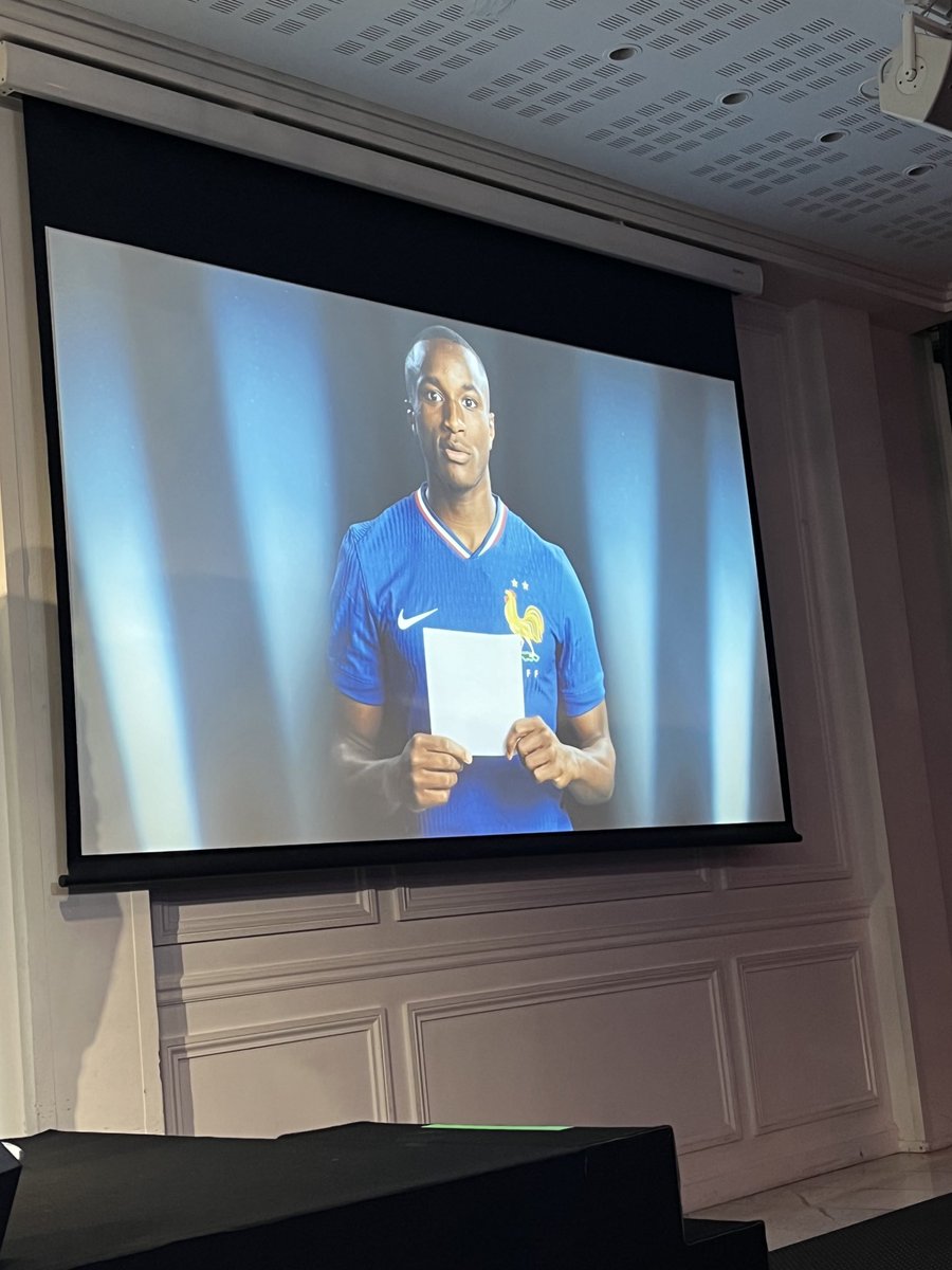 GiordanoIsabel's tweet photo. Le foot a changé : civisme, écologie, culture..grâce au ⁦@FondaCtionFoot⁩. Chaleureuse et enthousiasmante remise des Trophées Ph.Seguin hier. « C’est le foot qu’on aime »⁦@jacquesbungert⁩ ⁦@PhilippeDiallo⁩ #nboydelatour ⁦@JPhLeclaire⁩ ⁦@nathiannetta⁩ https://t.co/kpIDGI3I0j