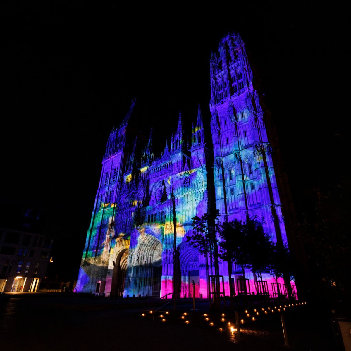 MetropoleRouenN's tweet photo. 🔵[Cathédrale de Lumière 2024 : sous les couleurs de l'impressionnisme] 🎨
Le rendez-vous estival gratuit, est de retour du 24 mai au 28 septembre.

Intitulé "STAR and STONE, a kind of love… some say", ce spectacle est créé par Robert Wilson.

Infos ▶ https://t.co/qaMQePa9Bl https://t.co/TTgdM0f9Yw