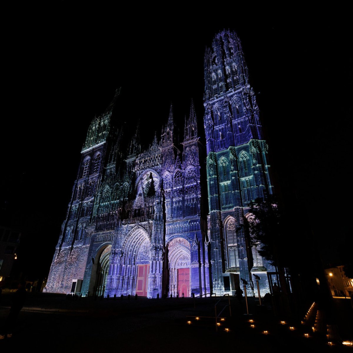 MetropoleRouenN's tweet photo. 🔵[Cathédrale de Lumière 2024 : sous les couleurs de l'impressionnisme] 🎨
Le rendez-vous estival gratuit, est de retour du 24 mai au 28 septembre.

Intitulé "STAR and STONE, a kind of love… some say", ce spectacle est créé par Robert Wilson.

Infos ▶ https://t.co/qaMQePa9Bl https://t.co/TTgdM0f9Yw