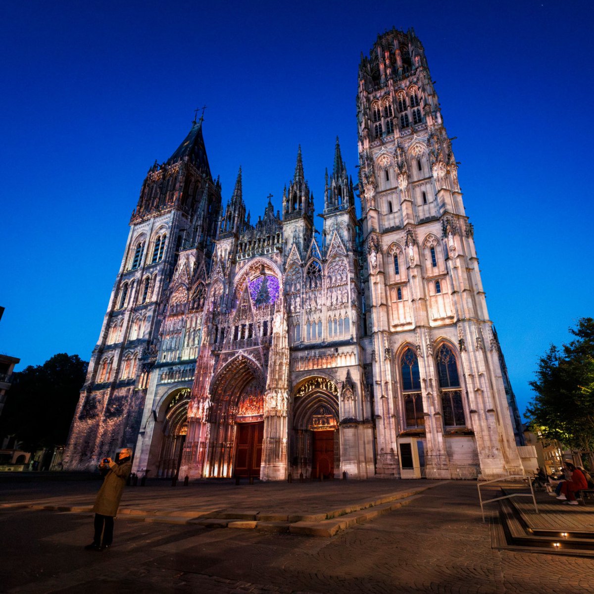 MetropoleRouenN's tweet photo. 🔵[Cathédrale de Lumière 2024 : sous les couleurs de l'impressionnisme] 🎨
Le rendez-vous estival gratuit, est de retour du 24 mai au 28 septembre.

Intitulé "STAR and STONE, a kind of love… some say", ce spectacle est créé par Robert Wilson.

Infos ▶ https://t.co/qaMQePa9Bl https://t.co/TTgdM0f9Yw