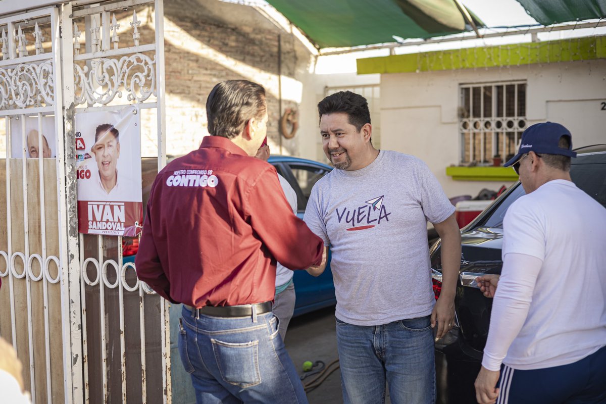 CesarIvan2018's tweet photo. A pocos días de nuestro cierre de campaña seguimos con la misma energía y entusiasmo con la que empezamos desde el 1er día👊🏼 Gracias a los vecinos de #VillaColonial por ser parte de esta experiencia tan importante para seguir construyendo un mejor SL.
#NuestroCompromisoEsContigo https://t.co/OfhAymoBUR
