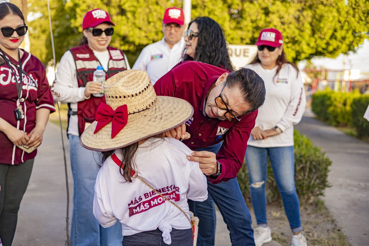 CesarIvan2018's tweet photo. A pocos días de nuestro cierre de campaña seguimos con la misma energía y entusiasmo con la que empezamos desde el 1er día👊🏼 Gracias a los vecinos de #VillaColonial por ser parte de esta experiencia tan importante para seguir construyendo un mejor SL.
#NuestroCompromisoEsContigo https://t.co/OfhAymoBUR