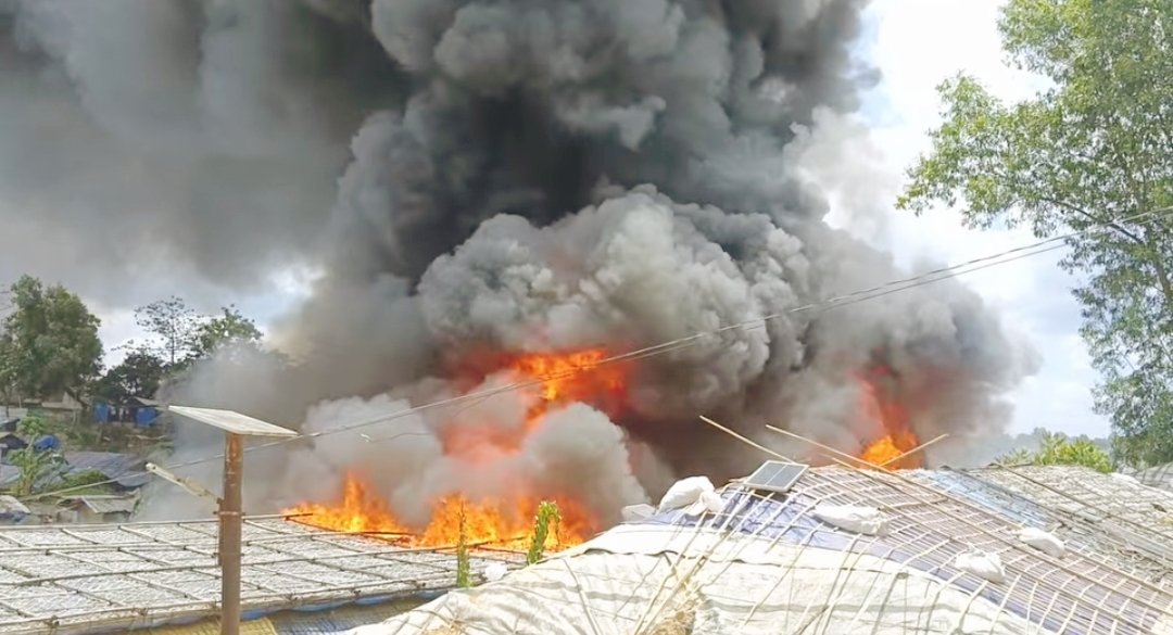 marifs01's tweet photo. A sudden fire has broken out around 11pm in the world's largest Rohingya refugee camp. The blaze is in Block-C, Camp-13, near (Hattolgas Tala Bazar) in Thankhali, Ukhiya, Cox's Bazar, Bangladesh.

We need your prayers.
#FireInCamp
#LifeOfRohingya https://t.co/DBAL9esye0