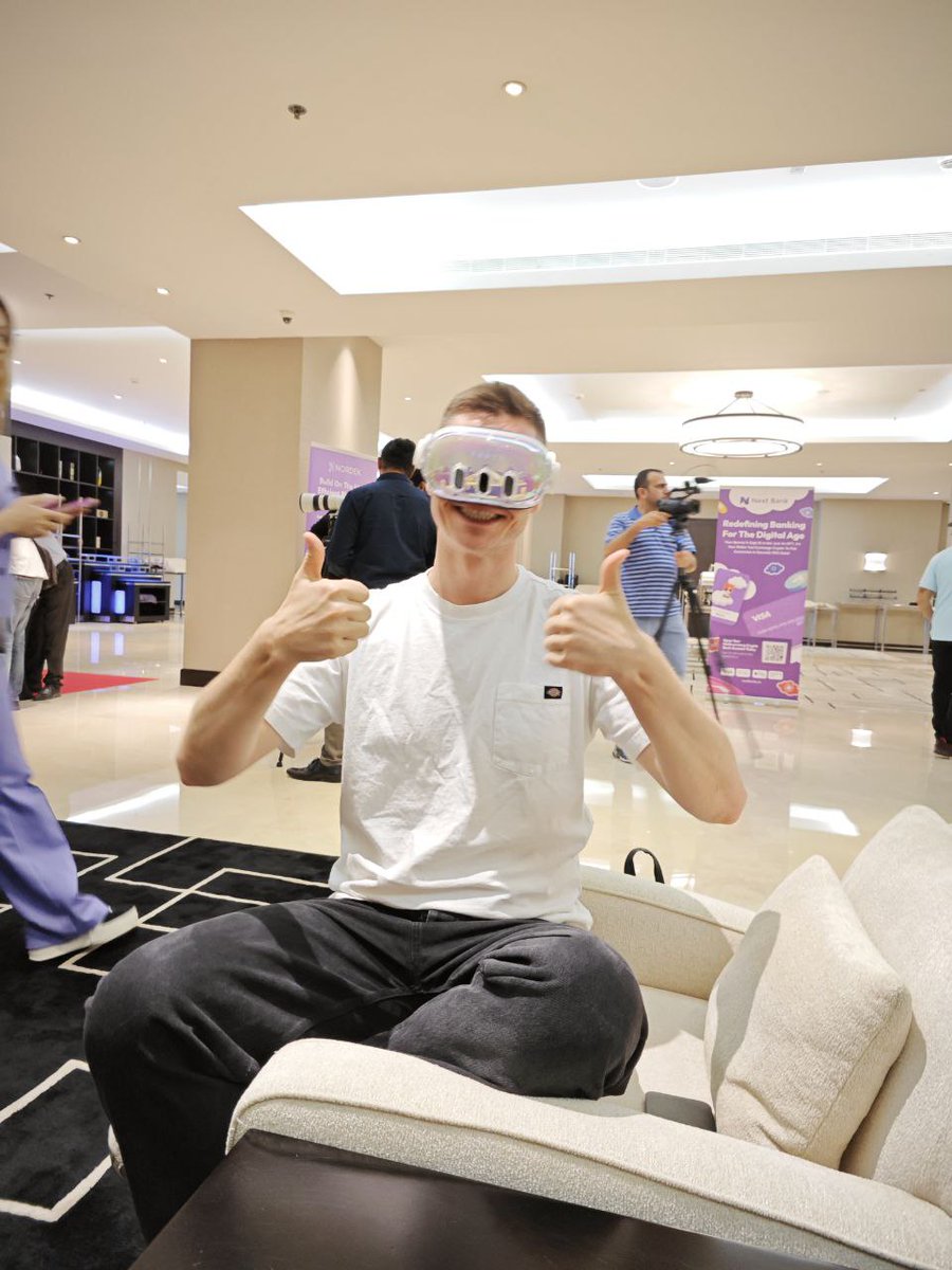 Funta_Web3's tweet image. Enjoy the ultimate visual experience with FUNTA VISION PRO, opening up a new world for you! 👍 #depin #FutureTech #VisualRevolution #visionpro #AI