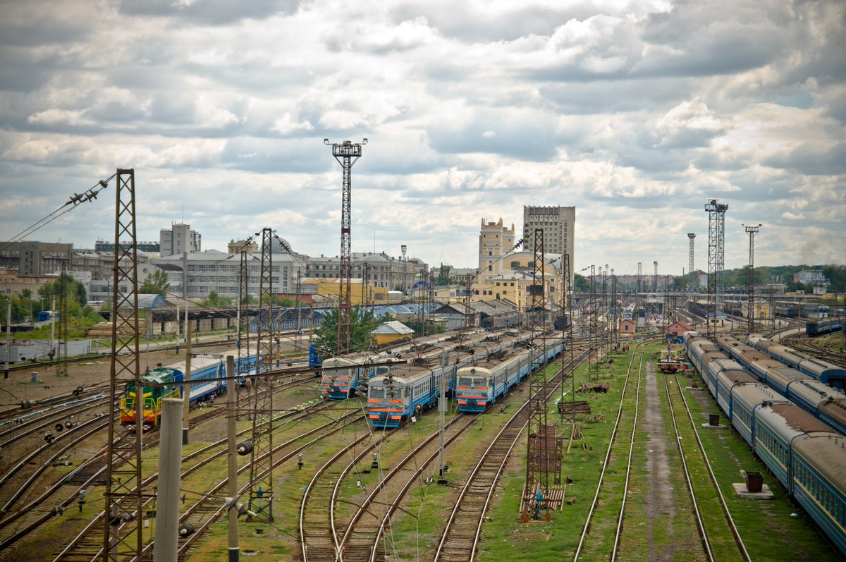 CheminsdeFerTC's tweet photo. L'avant-gare nord et la gare de =>#Kharkiv ici en 2012. Des rames =>#ER2 sont en stationnement, une =>#ChME3 manœuvre des voitures. Loin d'imaginer le pilonnage meurtrier que subit la ville en 2024 qui subit la cruauté du régime du Kremlin !
Auteur : Marco Fieber par flickr https://t.co/uE9TYGgE8U
