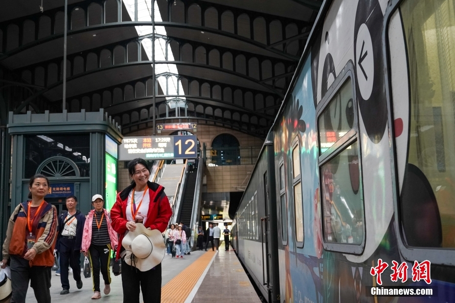 重慶市や四川省からの観光客491人が5月22日、「パンダ列車」Y675号に乗って、成都経由で黒竜江省哈爾浜（ハルビン）市に到着した。楽しい1日目の観光を終えた一行は、列車に乗って「中国の北極」と呼ばれている同省大興安嶺地区の漠河へ向かい、「北方発見」の旅をスタートさせた。