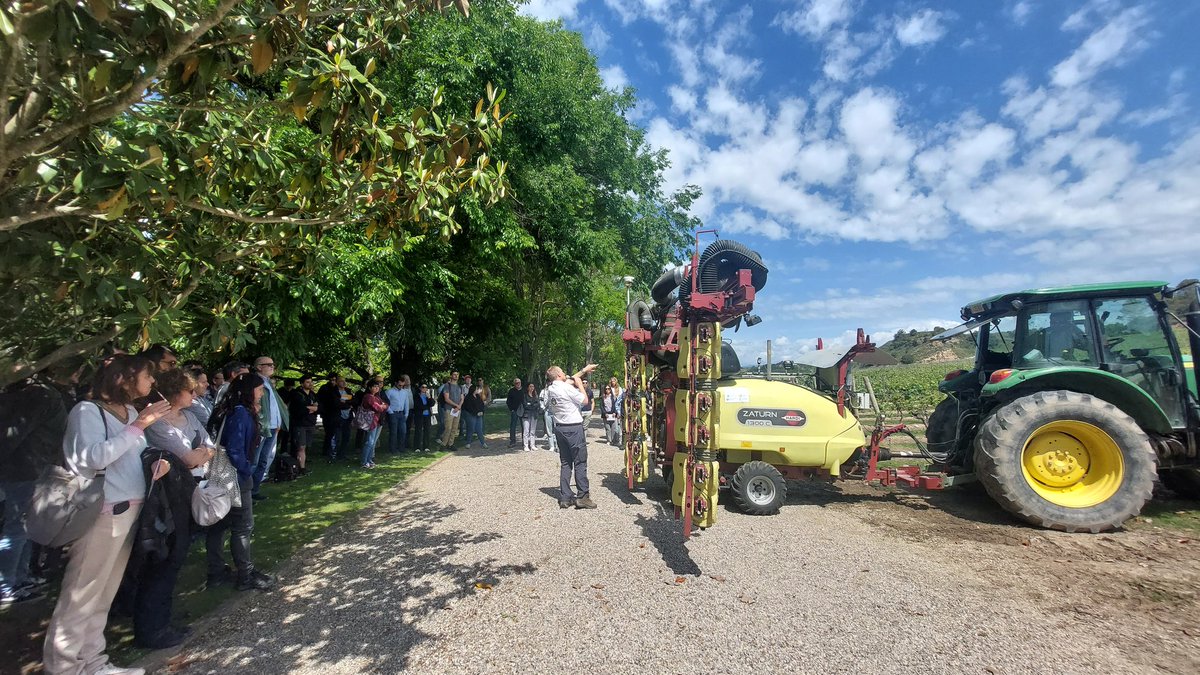 lamagrieps's tweet photo. Concluida la jornada del proyecto ADOPTA en @VinasdelVero 🚜💨💦🍇 Resultados y demostración en campo del pulverizador con aplicación variable en base a mapas y boquillas PWM. Un placer estar como en casa! @umadeabupc @TeeJetTech @hardimistblower @UPV @Univcordoba https://t.co/bhXddvj4zP