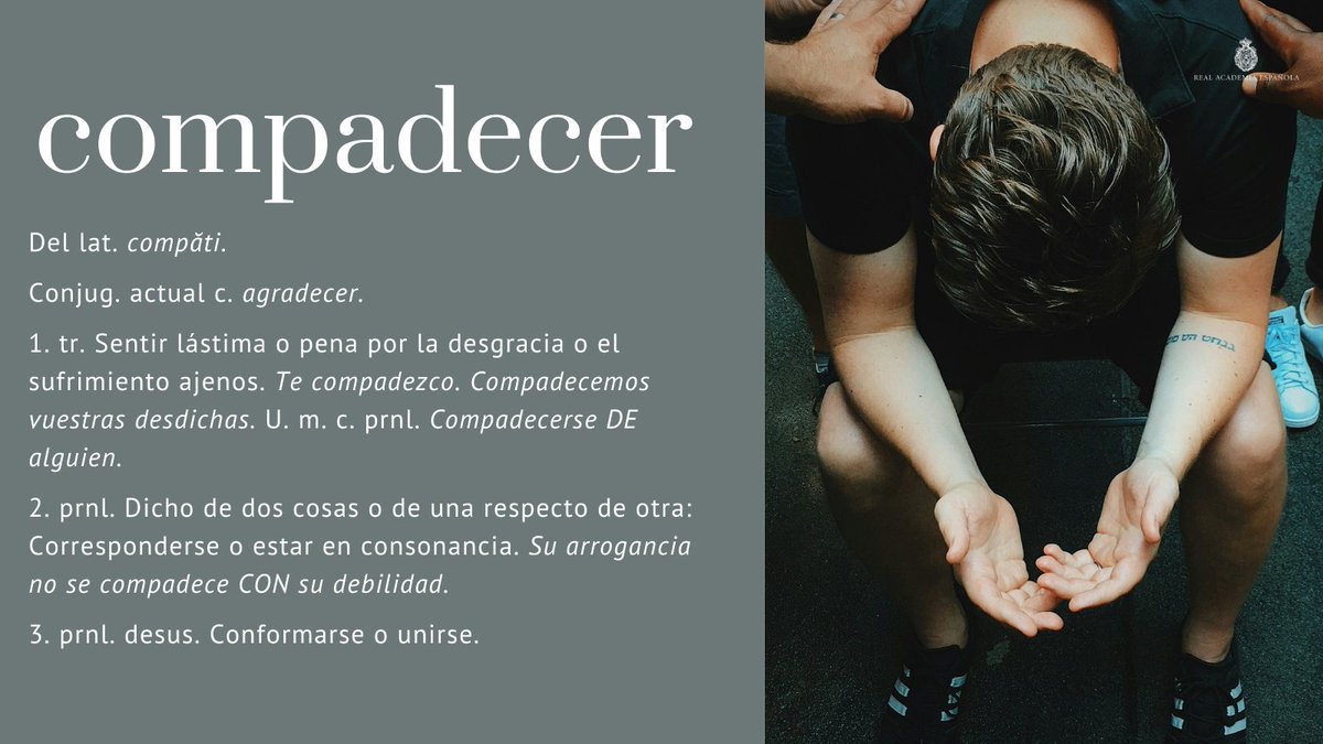 #PalabraDelDía | compadecer Este verbo, igual que «padecer», tiene en su origen el verbo latino «pati» ‘padecer, sufrir’, ‘tolerar, aguantar’, que también dio «paciente» en español. En el «DPD» se ofrece información sobre el uso de «compadecer»: ow.ly/uxB350REg0o.