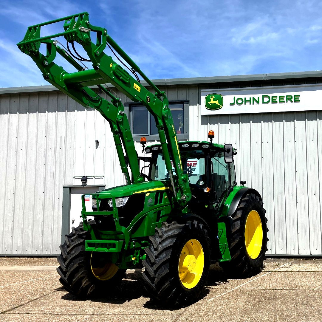 New John Deere  6R 155 & 663R loader headed out into Kent last week to its home! 🏡

 #JohnDeere #6R155 #663RLoader #FarmLife #AgricultureUK #NewEquipment #FarmMachinery #Farm365 #CountryLiving