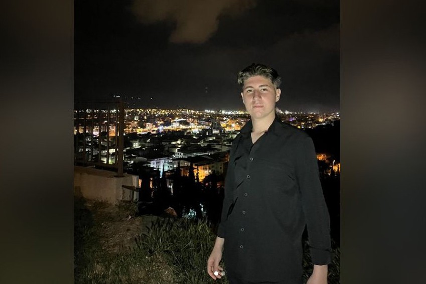 Çocuk işçi sömürüsünün merkezi olan MESEM, bir çocuğa daha mezar oldu. Manisa’da çalıştığı inşaattan düşerek can veren 17 yaşındaki Alperen Enes Ural, MESEM’lerde iş cinayetine kurban giden dokuzuncu çocuk oldu

evrn.sl/25ardx