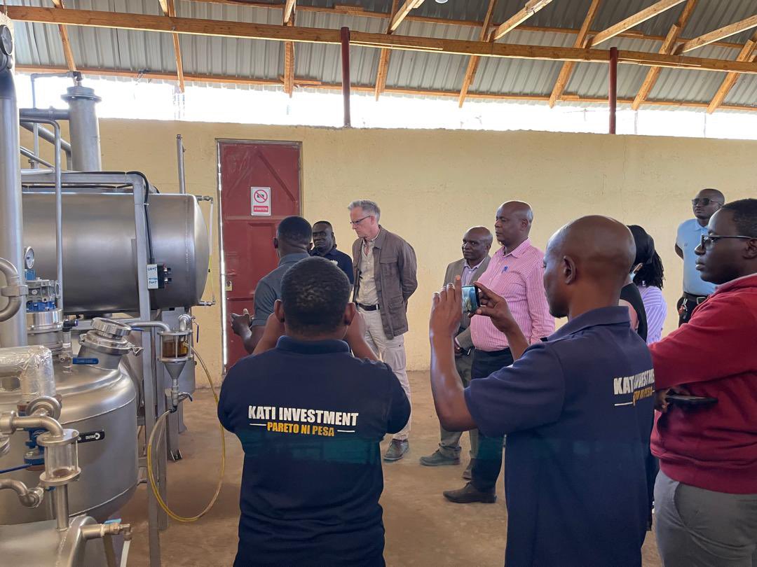 4/4 Affordable loans for kit can make all the difference.

Kati Investment processes Chrysanthemum flowers into pyrethrum, a natural insecticide. 

Thanks to UKaid, the business is able to access finance for the equipment needed to make a more refined - and valuable - product