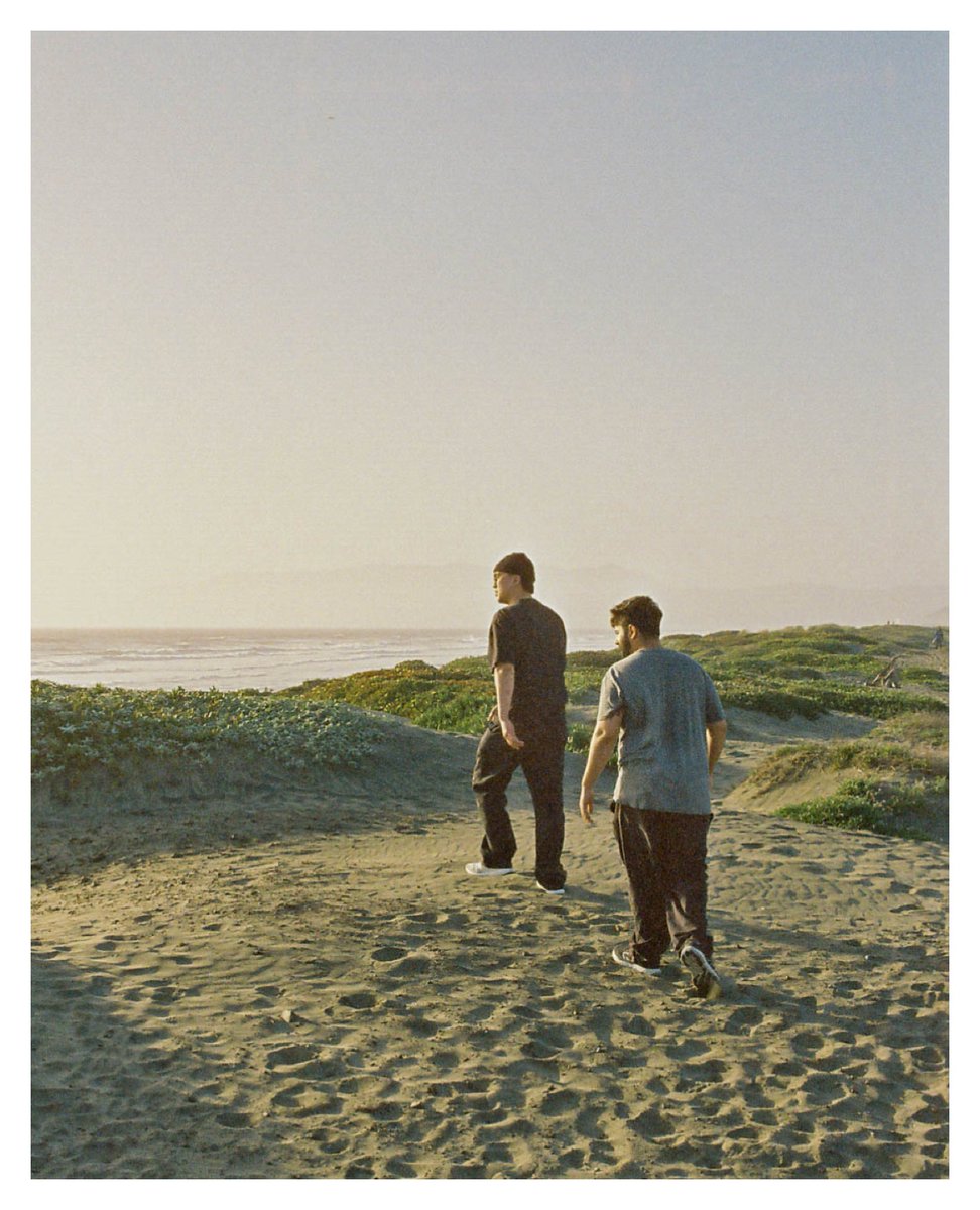 jocho0o's tweet photo. just some fellas by the beach 
📸: #canon rebel T2
🎞️: #cinestill800t https://t.co/jXQC6yylIQ