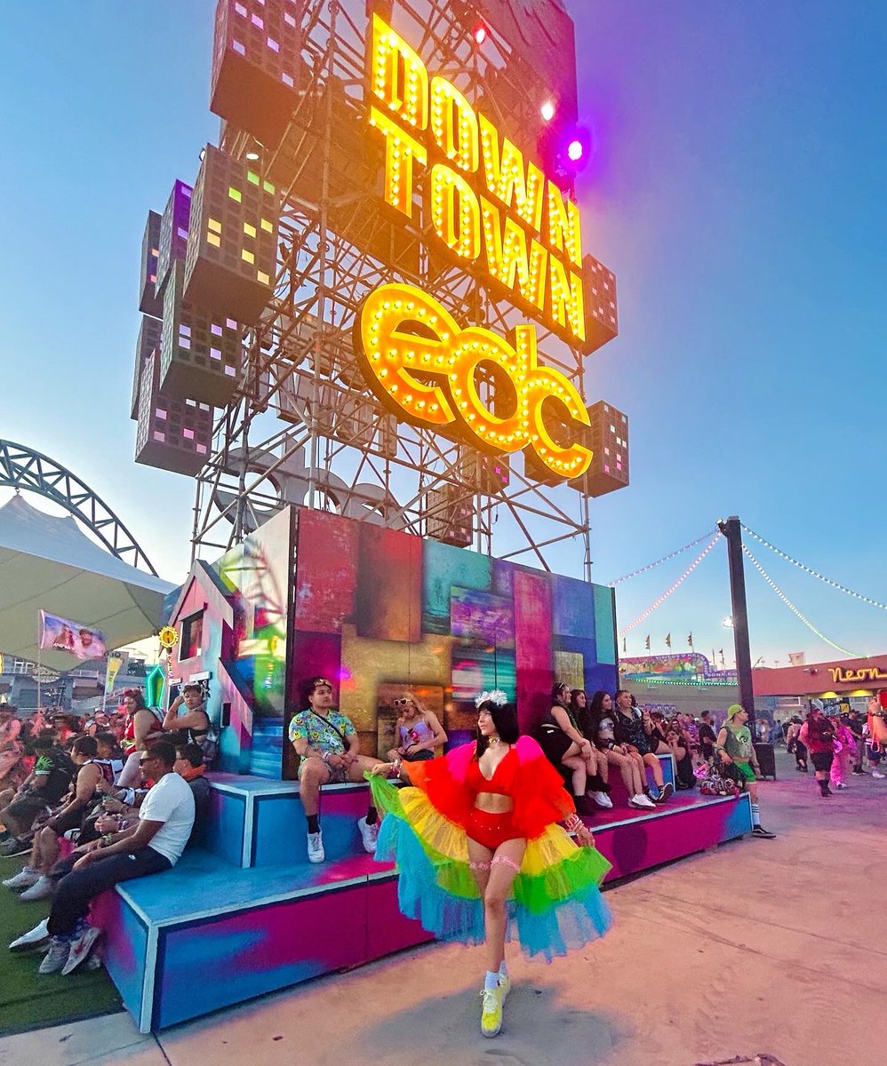 1meredithmax's tweet photo. EDC🌈🌈🍭 https://t.co/O96HUKp7O7