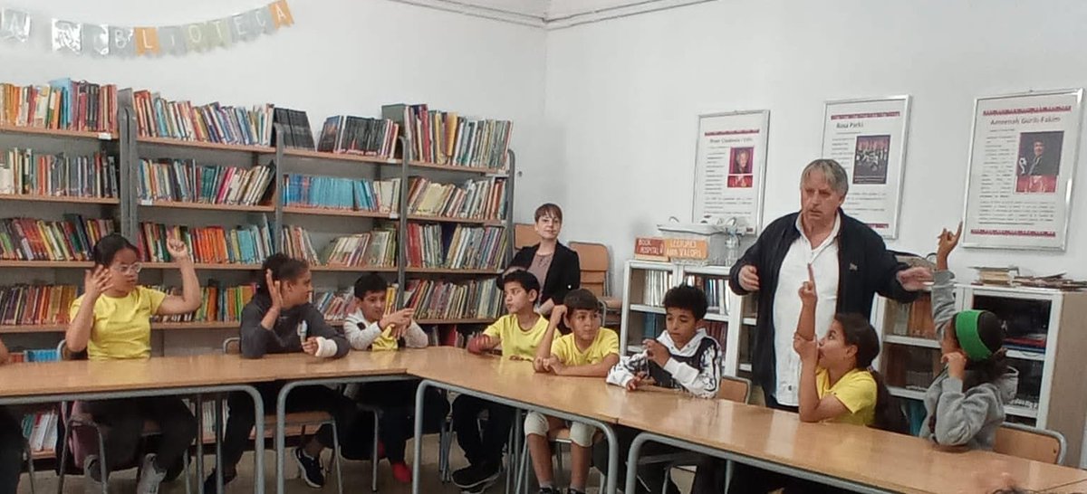 A la BTutoritzada de Tercer Cicle ha estat una sorpresa l'arribada del rondallaire *Cesc Serrat* acompanyat de les seves misterioses maletes.
I és que la paraula acompanyada de fantasia i amor ens provoca sensacions que promouen el gust per la lectura i descobrir noves històries.