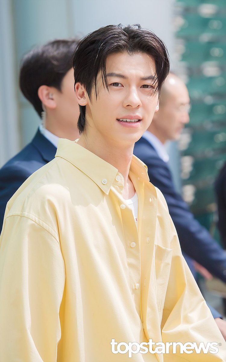 TSN_PHOTO's tweet photo. 허광한, ‘강렬한 햇살도 막을 수 없는 비주얼’ (두시탈출 컬투쇼 출근길) [HD포토] #허광한 #許光漢 #KuangHanHsu #컬투쇼 #출근 #퇴근 #프리뷰 https://t.co/znUTMDshv1 <- Original Photo https://t.co/4h3Fxu585v