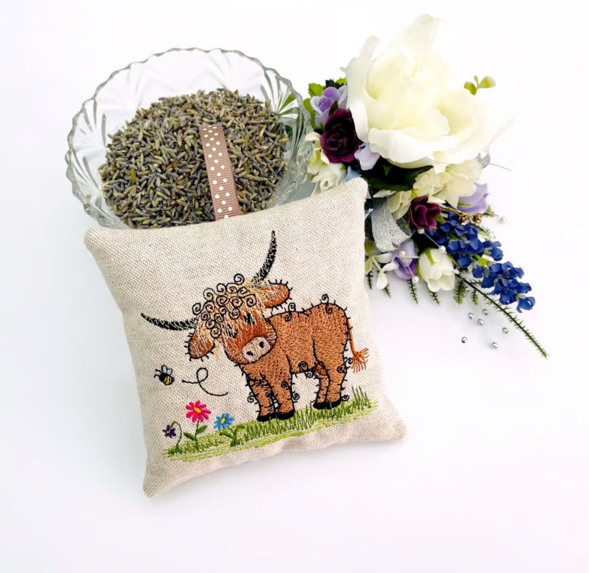 Highland Cow

Thus adorable Highland Cow lavender bag has been handcrafted by @cariadinstitch1 

folksy.com/items/8336237-…

#CGArtisans #EarlyBiz #Highlandcow