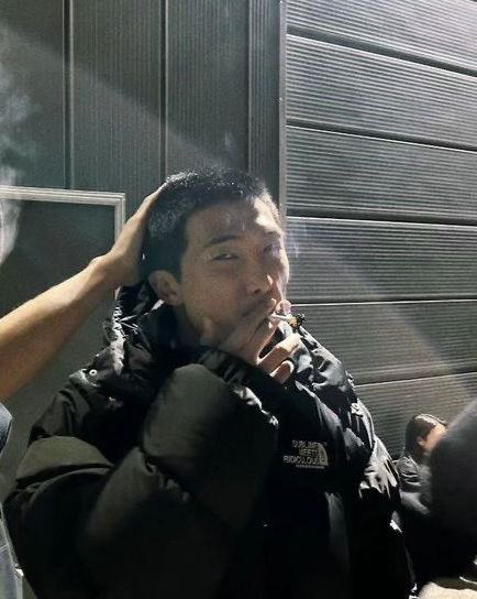 92Jinius's tweet photo. “Smoking kills, I know It's my fuckin' business, you bitches, stop, don't talk shit”

TELL THEM NAMJOON https://t.co/l42dwq0nm6
