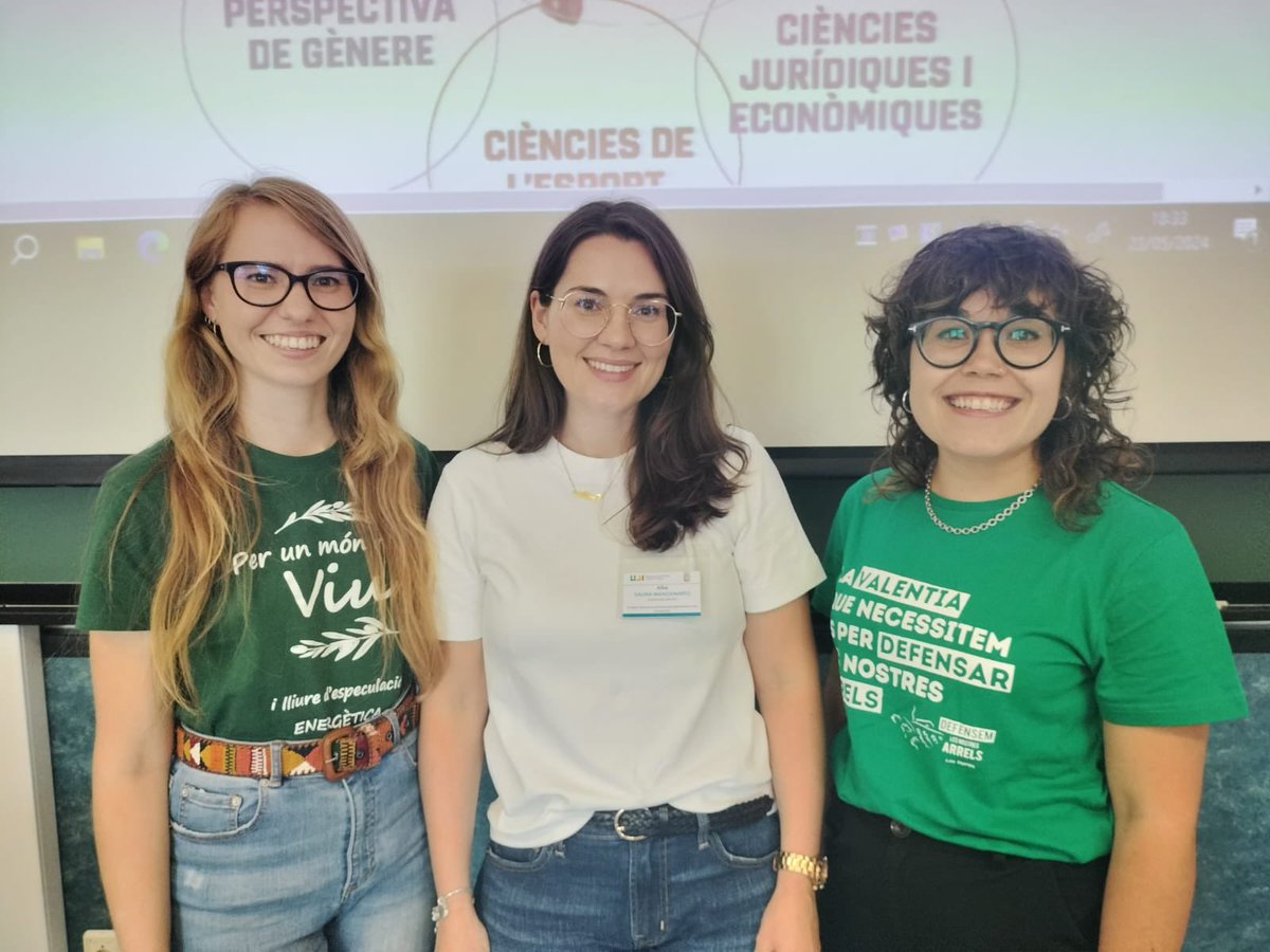SauraManzanares's tweet photo. Ahir a l' @UJIuniversitat al #SIMPOSIDIH estes xiques boniques vam parlar de macroprojectes fotovoltaics, medi ambient, estratègies de comunicació i resposta social a les comarques de Castelló. @maria_smur https://t.co/Wr2k9fhLkS