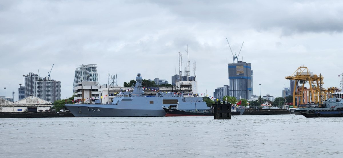 misterkwai's tweet photo. Kayaking - Chao Phraya river, from Wat Khlong Phum Pier to Tha Luean Pier. (9 km)

- a Turkish navy boat moored in Khlong Toei, the TCG Kınalıada (F-514) according to Wikipedia
- large waves because of a fast-moving tugboat 

#Kayaking #Tomahawk #AquaMarina #F514 #TCGKınalıada https://t.co/h7xxTCDPUc