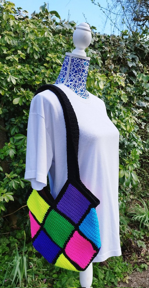 Colourful crochet bag -stained GLASS style! #mhhsbd #earlybiz #elevenseshour #TheCraftersUK thehollowwayshop.etsy.com/listing/168422…