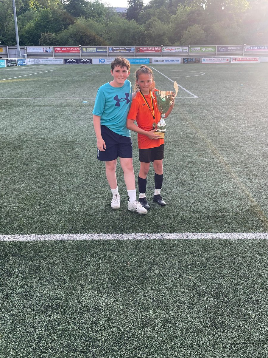 Rhys_Stone14's tweet photo. Winners of the Year 7 Final 🏆 assisted the winning goal and got Player of the Match ⚽️🙌🏻 #schoolfinal #year7 @wrotham_school @TheGillsFC https://t.co/yGFEMzIaEA