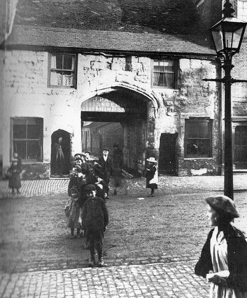 Somewhat bizarrely, I'd never actually heard of 'Whitefriars Gate' - in Coventry - before a couple of days ago!😲 Through many previous visits to the city, I thought I'd possibly photographed most of the historic - allegedly haunted - locations the area had to offer... but, 'not