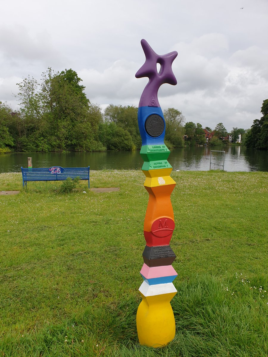 Colourful Millennium Milepost in King's Meadow, Reading on NCN5 and the #ThamesPath National Trail for #fingerpostfriday Originally designed by Iain McColl the repaint was completed by @Sustrans colleagues Alison, Clare, Helen and Mark in 2023. @livingreading @gojauntly