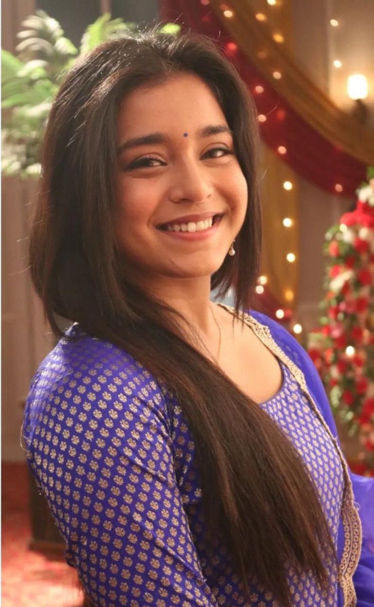 She lights up the screen with her smile and steals hearts with her charm. Check out these amazing pictures Sumbul Touqeer Khan! @TouqeerSumbul #sumbultouqeerkhan #kavyaekjazbaaekjunoon #adya #sumbulians