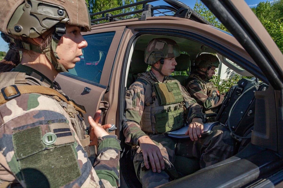 COM_ECIA's tweet image. #train @EtloOfficiel 
Lieutenant Pillia, chargée d’un peloton de circulation, s’exerce à commander le convoi. 
En coordination avec le génie, elle facilite la manœuvre et obtient une vision globale de la mission. 
#Interarmes et réflexion tactique au cœur de l’exercice ! #CIADA🤝
