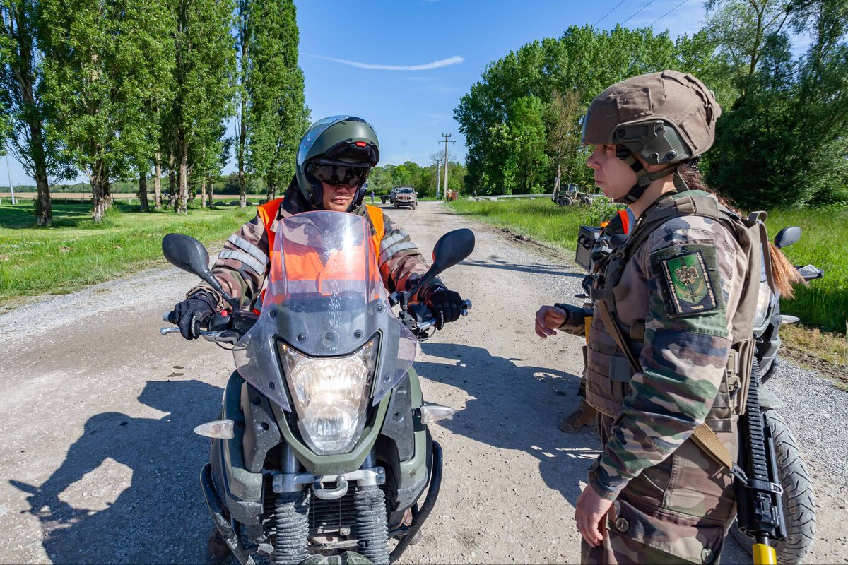 COM_ECIA's tweet image. #train @EtloOfficiel 
Lieutenant Pillia, chargée d’un peloton de circulation, s’exerce à commander le convoi. 
En coordination avec le génie, elle facilite la manœuvre et obtient une vision globale de la mission. 
#Interarmes et réflexion tactique au cœur de l’exercice ! #CIADA🤝