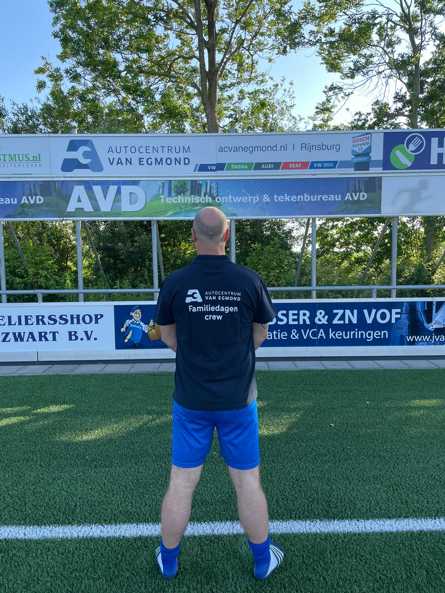 Valken68's tweet image. Familiedagencommissie in het nieuw 🚗

Tijdens de @ACvanEgmond Familiedagen loopt de crew in prachtige polo&apos;s. Zo zijn ze herkenbaar en wordt naamgever nog duidelijker getoond aan de vele bezoekers van ons sportpark. Een win-winsituatie! ❤️💛

#sponsoring #partnerschap #bereik