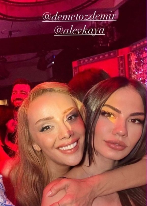 sandrickssh1's tweet photo. ✈️From 🇪🇸 to 🇹🇷 🌟✨️✨️✨️👸DemetÖzdemir #DemetÖzdemir 💃 👠👠Stunning beautiful attended the event #bizböylegüzeliz #gratistr where @Alevkaya 💄🪞was the presenter #SohoHouseIstanbul I am glad she has much fun there with her friends🧡
I🩷this📸 https://t.co/CXQ5g6EZEm