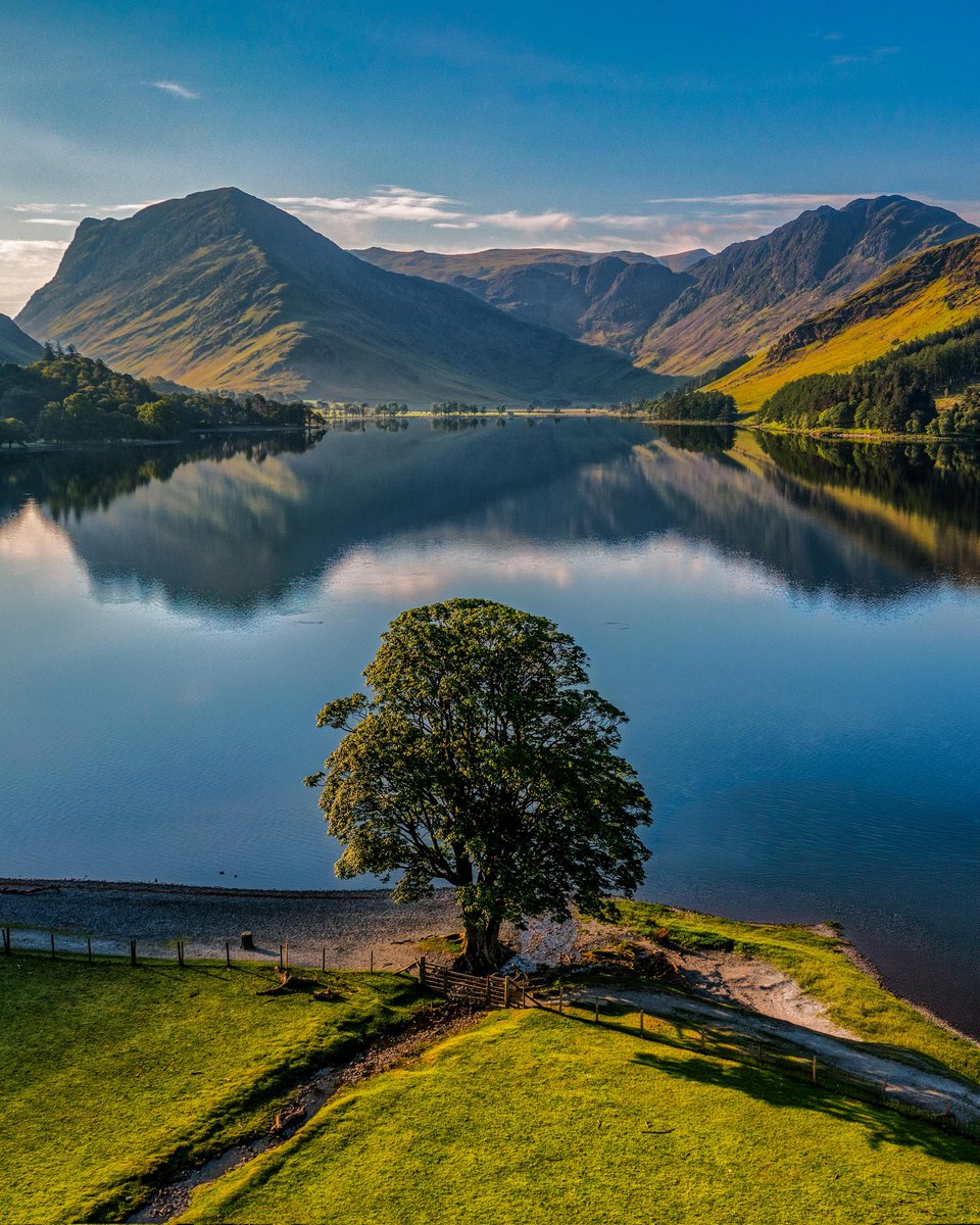 Morning everyone hope you are well. I do love a lone tree, and the setting is not too bad either. Buttermere towards Fleetwith Pike and Haystacks. Have a great day. #LakeDistrict @keswickbootco