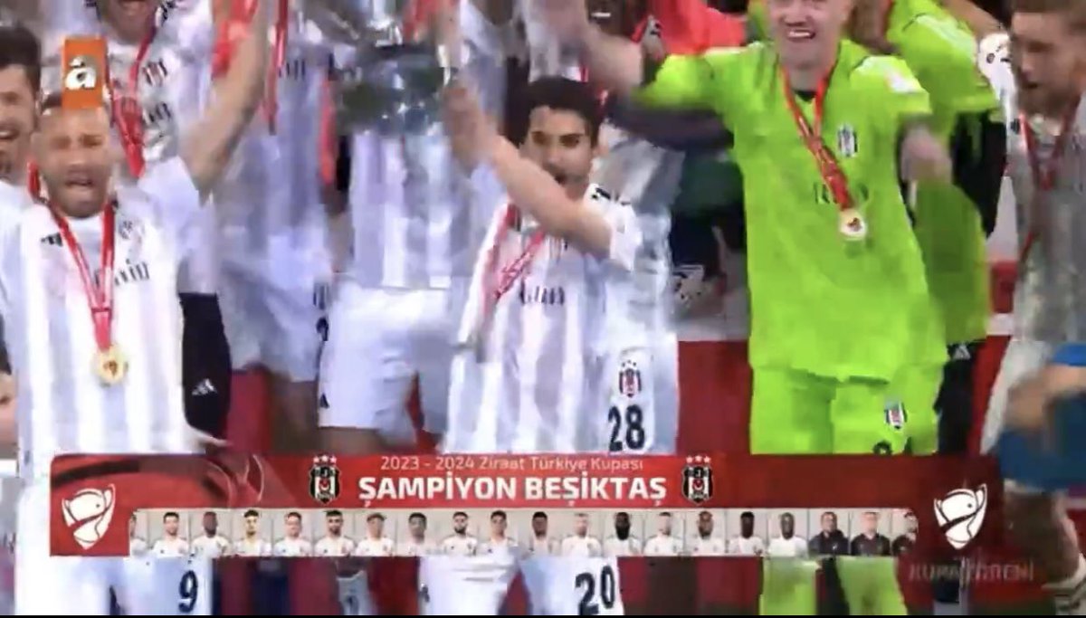 oguzhan_glc0's tweet photo. En kötü sezonlardan birini geçirmene rağmen ekrana Şampiyon Beşiktaş yazdırıyorsun.
Bu büyüklük nedir böyle bee🖤🤍 https://t.co/FN4XEArS8T