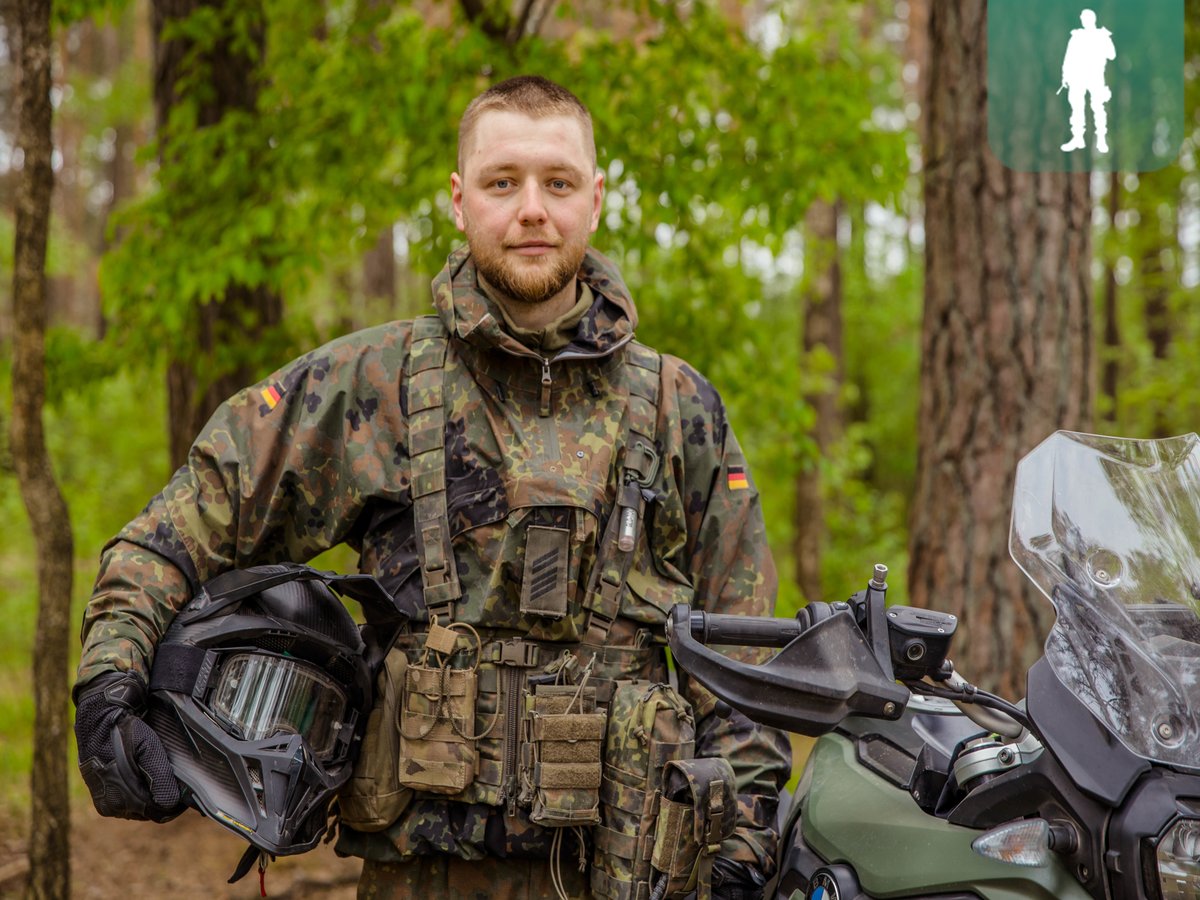 Oberstabsgefreiter Viktor S. ist bei der #eFP-Battlegroup in Litauen als Kradmelder und Truppführer für die #BundeswehrimEinsatz. Als mobiles Meldemittel überbringt er Informationen, auch wenn Funk oder digitale Verbindungen abbrechen. Mehr unter: bundeswehr.de/de/einsaetze-b…