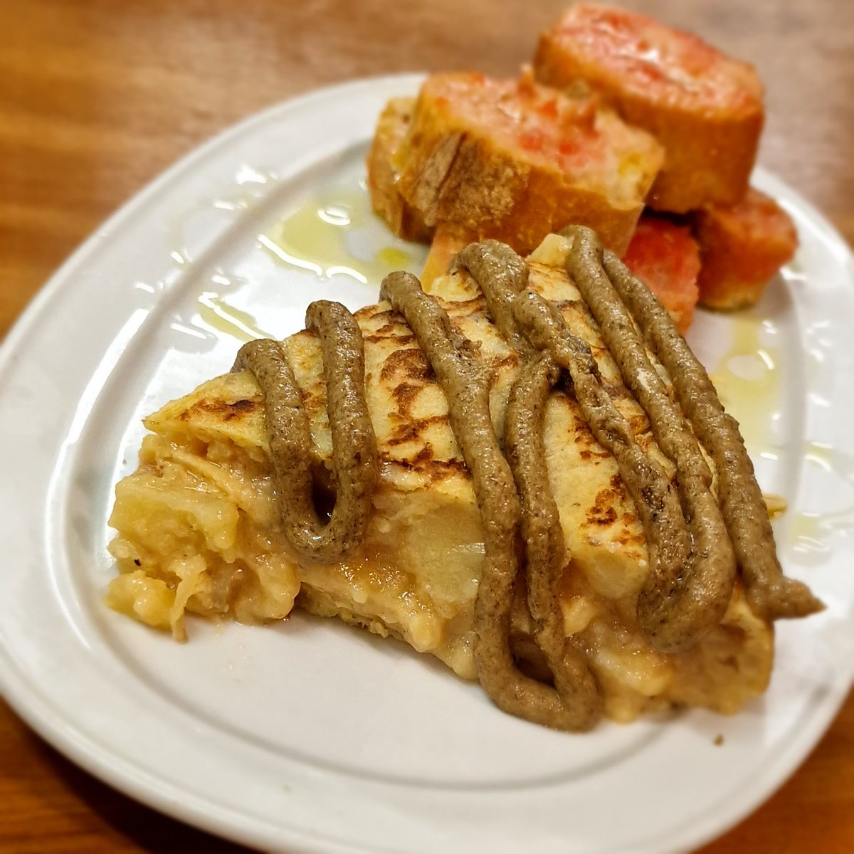 Bon dia per avui truita de patata i ceba amb crema de bolets trufada. Salut <a href="/DO_sants/">D.O. Sants</a> #entrepadeldia
