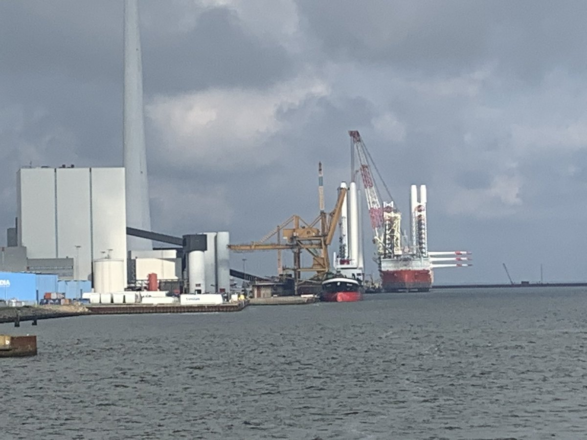 Naast de schoorsteen van de steenkolen-energiecentrale⛽️in Esbjerg worden onze 🌱windmolens gemaakt. Nu gereed voor’n enkeltje Nederlandse kust: project wind op zee. Totaal 1700 windturbines! 1700….
Mijn 8 zonnepanelen zijn al te veel voor het net. Hoe dan? @MinisterKenE