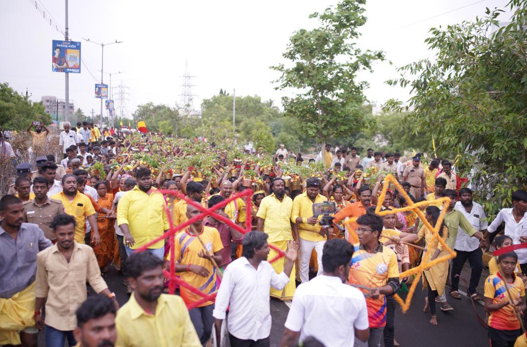 KKSelvakumaroff's tweet photo. 16 பெரும் போர்களில் வெற்றி கண்டு, தமிழுக்கு  மெய்க்கீர்த்தி கண்ட,செம்மொழி காவலன் பெரும்பிடுகு முத்தரையர் அவர்களின் 1349 வது சதய விழாவில் வீர முத்தரையர் முன்னேற்ற சங்கம் (ம)தமிழர் தேசம் கட்சி சார்பில் 1349 பெண்கள்  பால்குடம் எடுத்து வந்து பேரரசரை வணங்கி மகிழ்ந்த நிகழ்வின் துளிகள். https://t.co/7eBMSgCYFJ