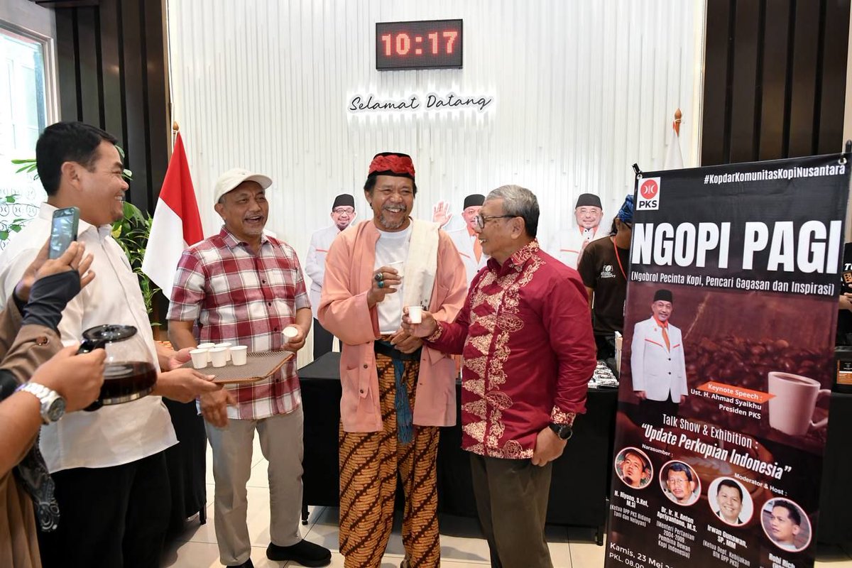 Presiden PKS Ahmad Syaikhu menghadiri Ngopi Pagi bersama Komunitas Kopi Nusantara di Kantor DPTP PKS, Jalarta Selatan, Kamis (23/5/2024). Dalam sambutannya Syaikhu sangat senang bisa bertemu dengan komunitas Kopi Nusantara.