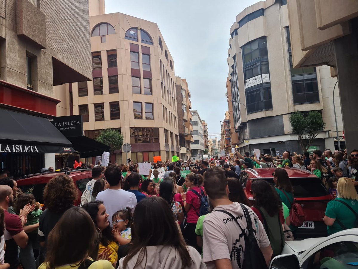 Un dia important on reclamem allò en el que creiem: #EscolaPública #escolaenvalencià
#escoladequalitat
#noalesretallades