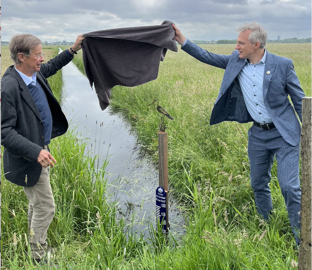 zuid_holland's tweet image. Een mooi moment. Gisteren vierden we dat het leefgebied van weidevogels in #Wassenaar is uitgebreid met 30 hecare! Samen werken we aan het behoud van onze #weidevogels. Dank aan agrariërs #degroeneklaver #stichtingtwickel @HHRijnland en alle vrijwilligers voor hun inzet.