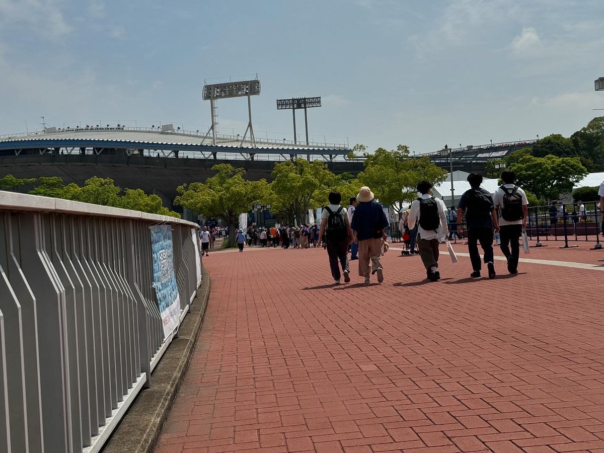 Japan_no8_hiro's tweet photo. 世界パラ陸上神戸2024に観戦&amp;視察。
初めての観戦だったけど、すごい迫力！
かなり多くの学校からも観戦に来てたし、子供達にとっても特別な経験になっ��だろうな。
レジェンドの解説も堪能😍
#世界パラ陸上神戸 
#パラスポーツ
#神戸 
#神戸ユニバー記念競技場 https://t.co/rTpfOCV7OR