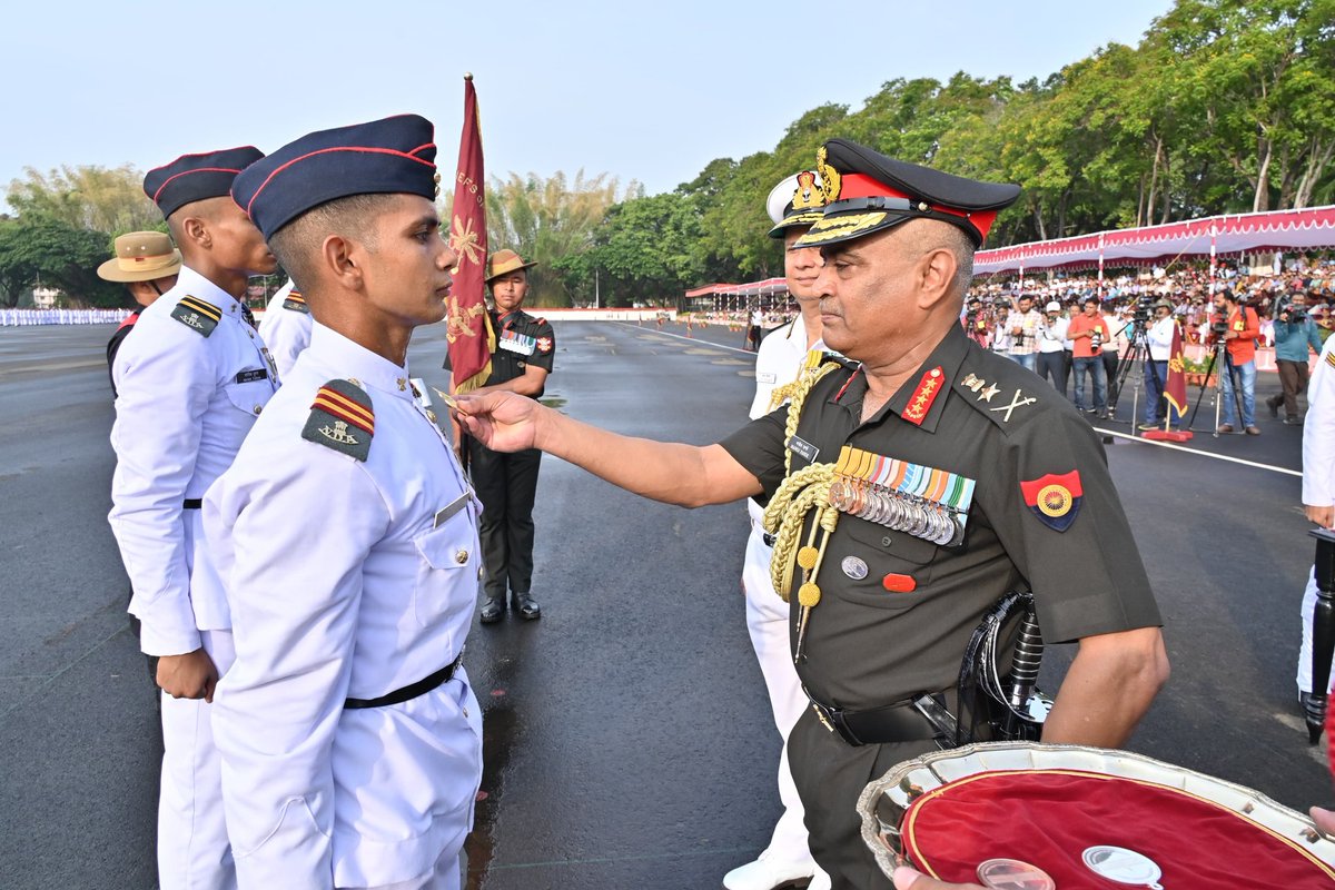 General Manoj Pande, #COAS reviewed the 146th Course #PassingOutParade at National Defence Academy on 24 May 2024. 1265 cadets participated in  Parade, including 337 from the passing out course. BCC Shobhit Gupta won the President's Gold Medal for standing First in Merit. 
(1/2)