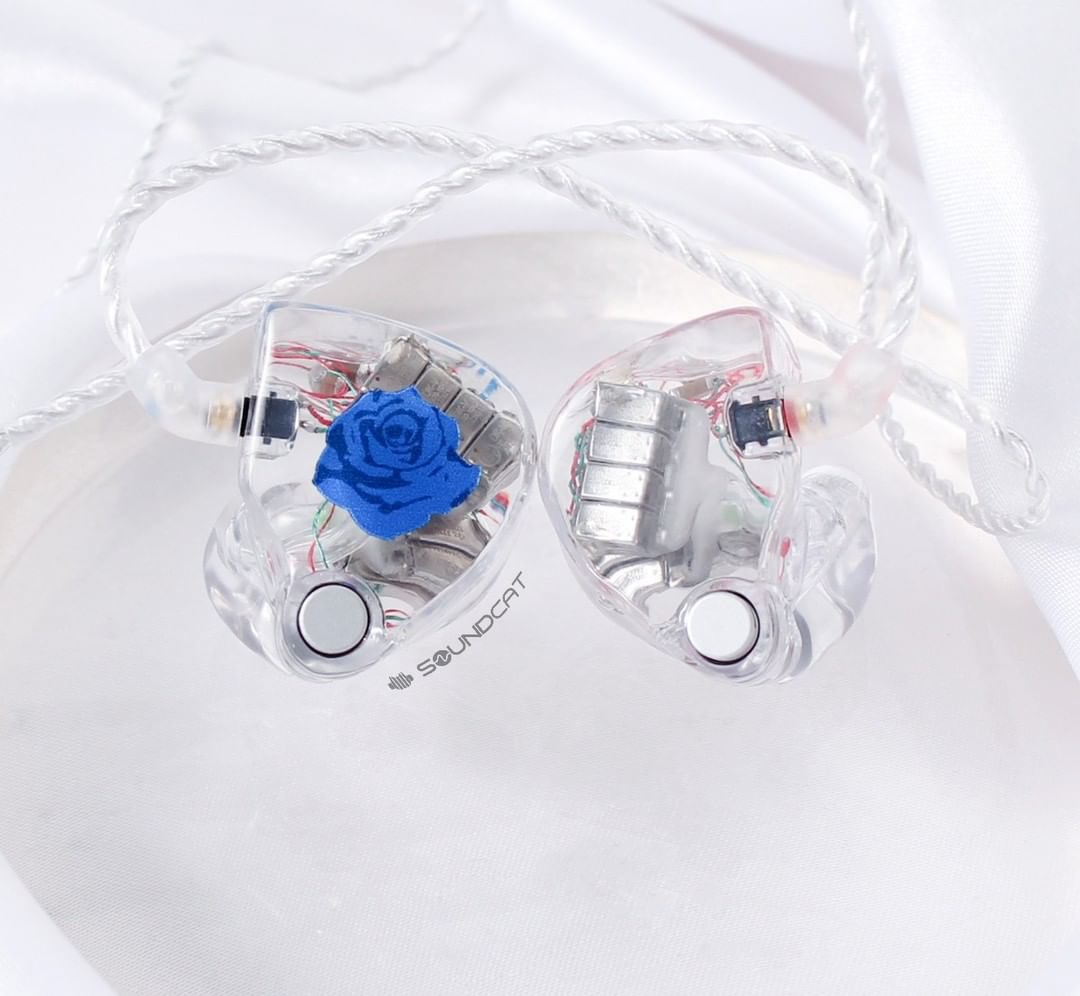 #블랙핑크 #제니 님의 커스텀 인이어
투명한 인이어 위 파란 장미 🌹💙

#BLACKPINK #JENNIE's CIEM
Blue rose on the transparent in-ear 🌹💙

soundcat.co.kr