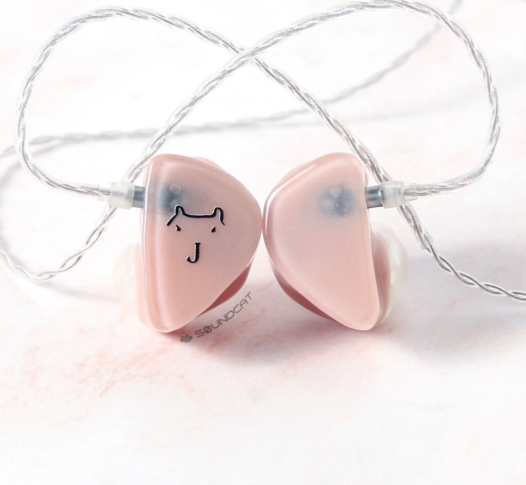 #블랙핑크 #제니 님의 커스텀 인이어
베이지색 인이어 위 귀여운 이니셜 아트 💕

#BLACKPINK #JENNIE's CIEM
Cute initial art on the beige in-ear 💕

soundcat.co.kr