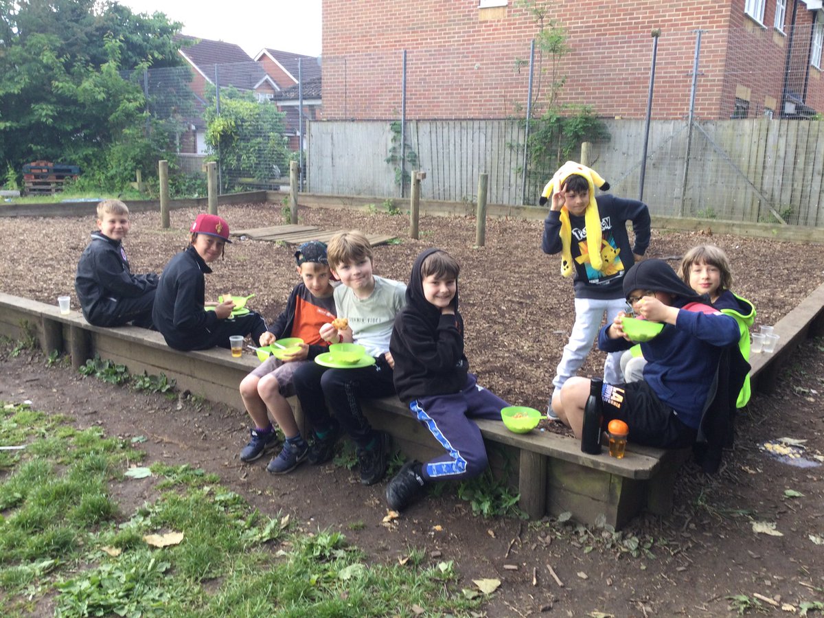 ThamesideSch's tweet photo. Slightly sleepy but still smiling this morning. #lionstps #leopardstps #year4camp #latenightsandearlymornings https://t.co/MOvzjufS6H