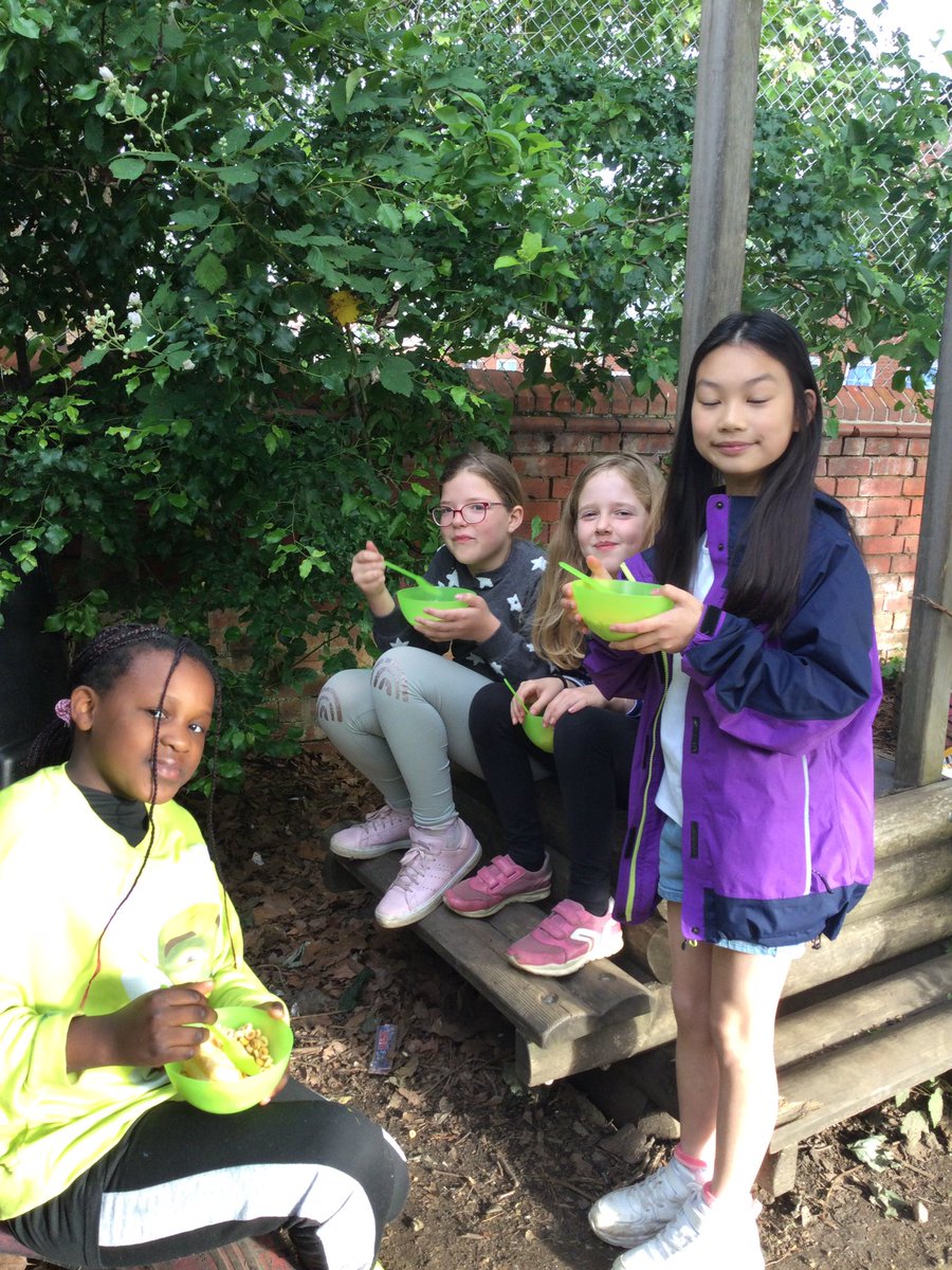 ThamesideSch's tweet photo. Slightly sleepy but still smiling this morning. #lionstps #leopardstps #year4camp #latenightsandearlymornings https://t.co/MOvzjufS6H